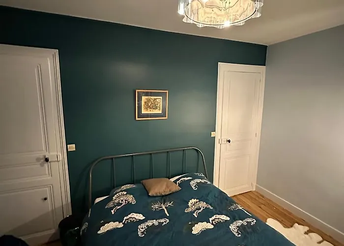 Villa Bed And Birds *